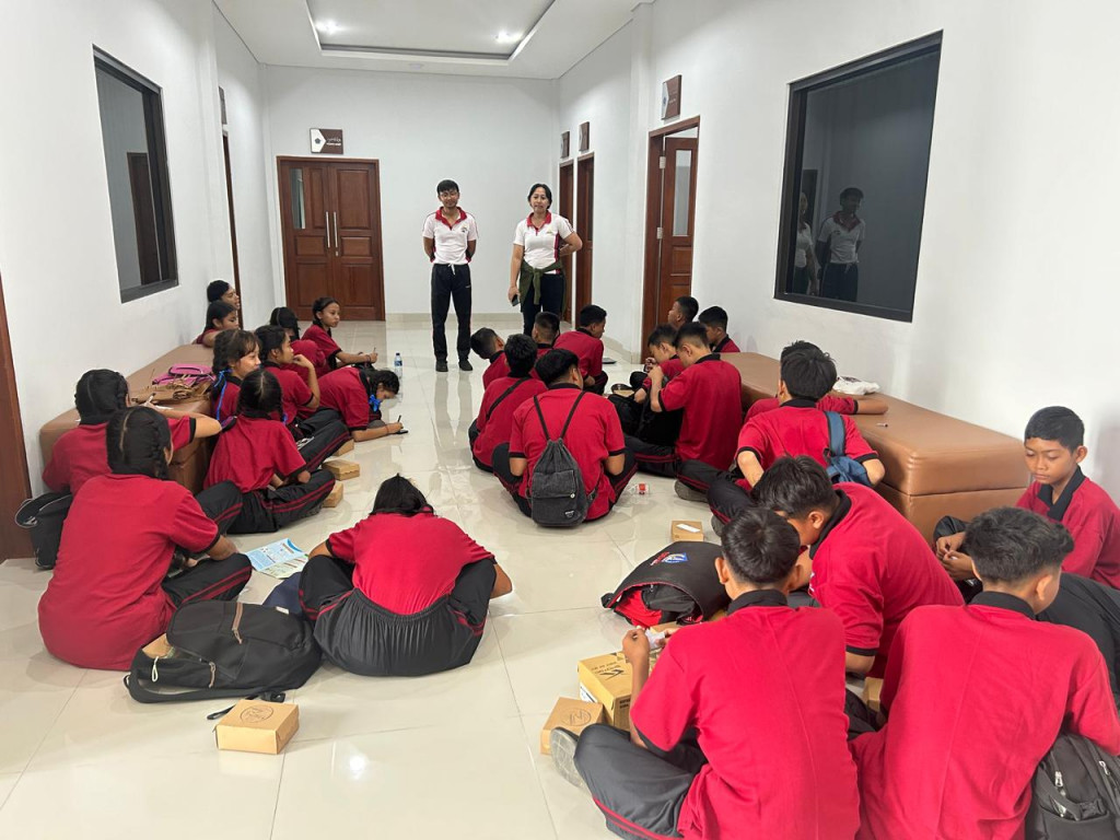 BERLANGSUNG KEGIIATAN PEMBINAAN KADER POSYANDU REMAJA BERTEMPAT DI LANTAI 2 KANTOR DESA MENGWITANI